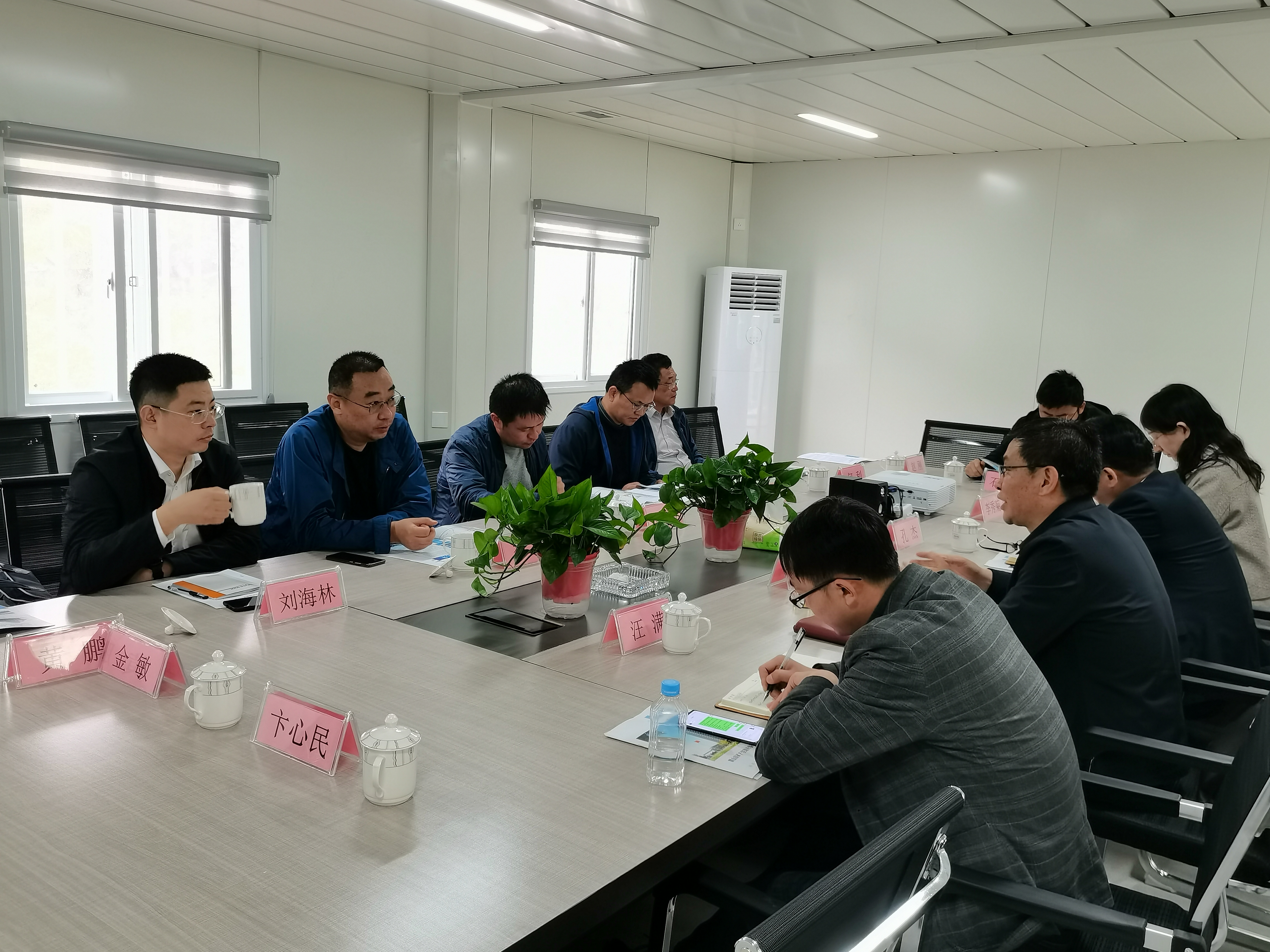 中鐵四局合新鐵路項(xiàng)目指揮部來考察礦產(chǎn)公司